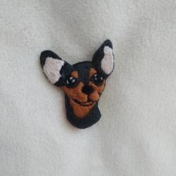 【受注製作】ミニピンの刺繍ブローチ　ミニチュア・ピンシャー　犬 2枚目の画像