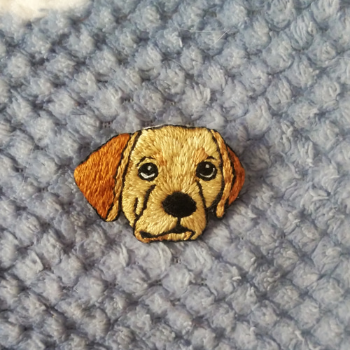 ヨーロッパで見つけた　アンティーク　子犬　ブローチ　シルバー　ラブラドール ラブラドール（犬 真鍮 約22mm）の 小さなピンブローチ