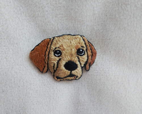 ヨーロッパで見つけた　アンティーク　子犬　ブローチ　シルバー　ラブラドール ラブラドール（犬 真鍮 約22mm）の 小さなピンブローチ