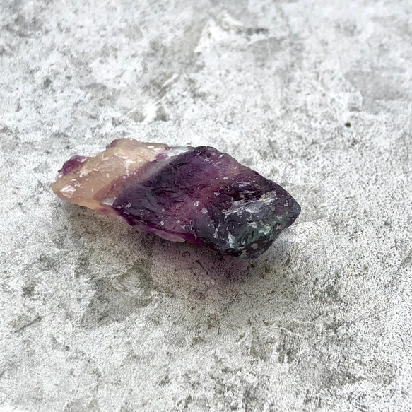 【一点物】 フローライト 鉱物原石ブローチ 天然石 アクセサリー (No.2274) 3枚目の画像