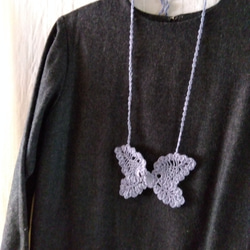 薄青紫　蝶のかぎ針編みネックレス 1枚目の画像