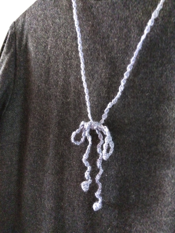 薄青紫　蝶のかぎ針編みネックレス 3枚目の画像