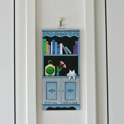白猫のいる本棚 B・板絵・原画・一点物・パステル画・吊り金具付き・本棚に飾れる本棚・時計・かわいい・ブックシェルフ 3枚目の画像
