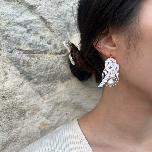 水引アシンメトリーピアス 白梅✖︎あわじ結び 成人式 卒業式 結婚式