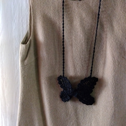 黒　蝶のかぎ針編みネックレス 1枚目の画像