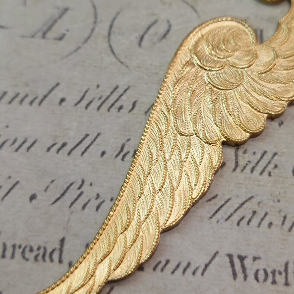 BEHOLD− 翼 真鍮製 1個 羽根 天使 アメリカ製 スタンピング ヴィンテージ風 2枚目の画像