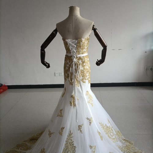 ハンドメイド、ゴールドウェディングドレス、 華やか ゴールドドレス 花柄のモチーフのシャンパン色の刺繍が美