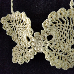 ライトイエロー　蝶のかぎ針編みネックレス 2枚目の画像