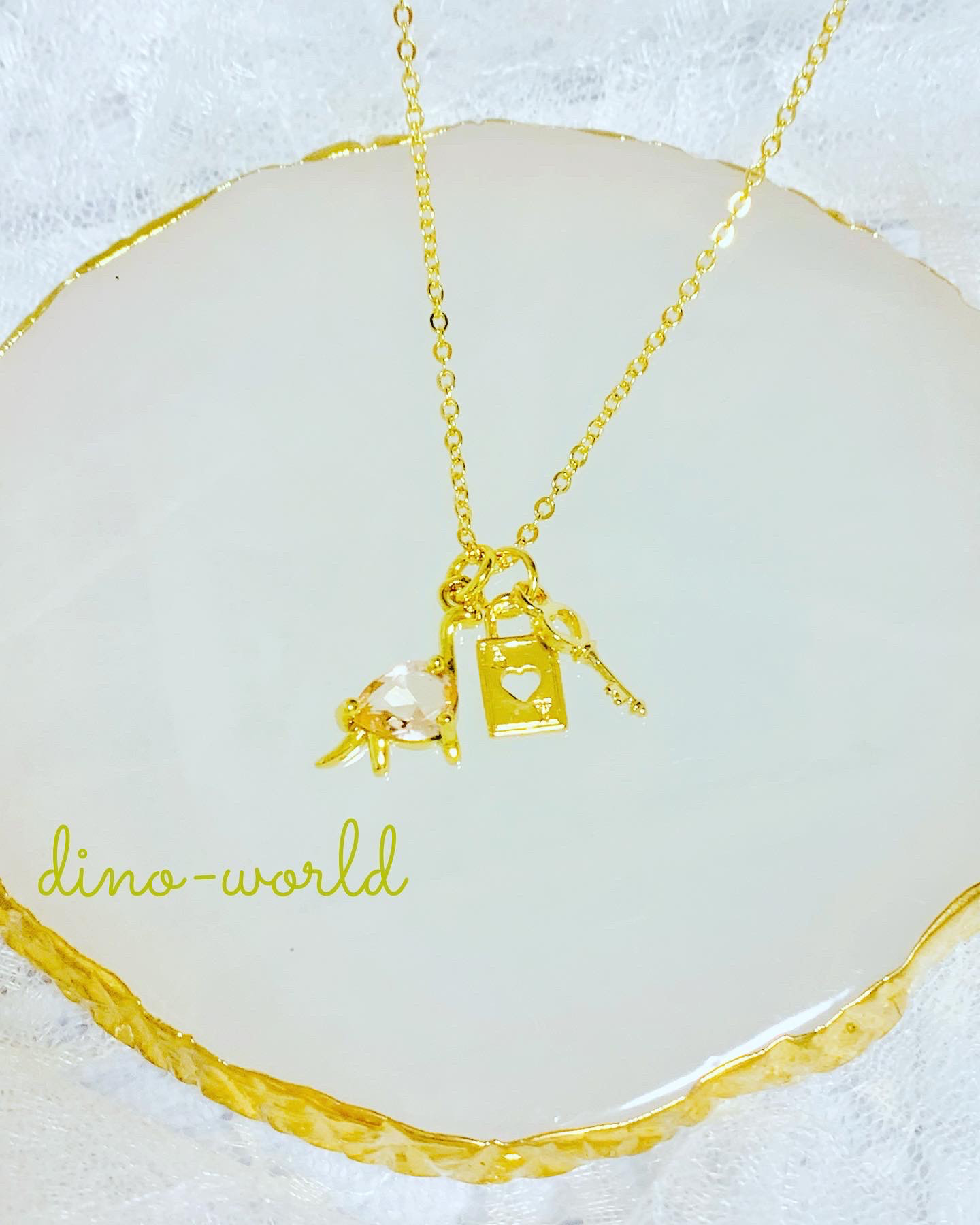 キー＆トランプチャーム付き　キュービックジルコニア恐竜ネックレス