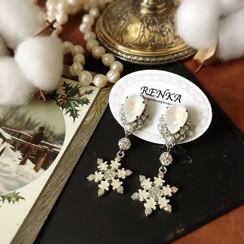 雪の結晶とスワロフスキーのピアス【上品・冬・大人カジュアル・パール