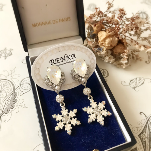 雪の結晶とスワロフスキーのピアス【上品・冬・大人カジュアル・パール