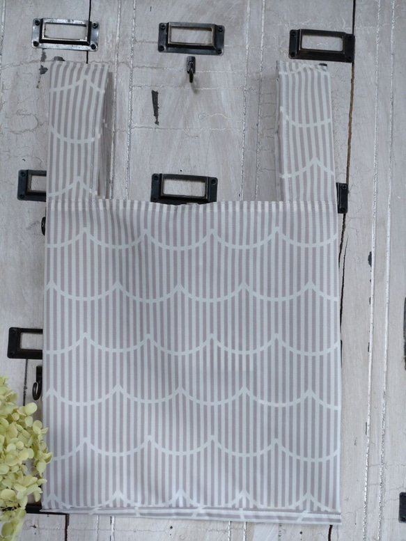 エコバッグ　コンビニサイズ レジ袋型　撥水ナイロン　ストライプ&スカラップ　グレー 1枚目の画像