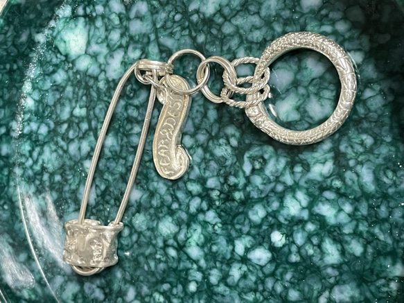 silver925 safty pin & ouroboros ring key chain 2枚目の画像