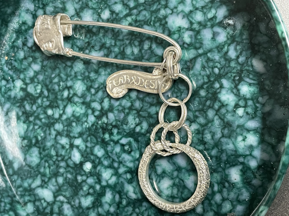 silver925 safty pin & ouroboros ring key chain 1枚目の画像