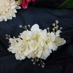 クリームホワイトの花髪飾り 2枚目の画像
