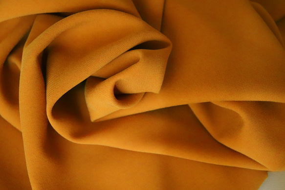 NO.4 薄地ストレッチ綾織りのトリアセテートサテンジョーゼット  CAMEL YELLOW 2枚目の画像