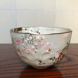 京燒/清水燒 釉上彩抹茶碗 時令花卉（梅花、櫻花、鐵絲、三葉草） 第2張的照片