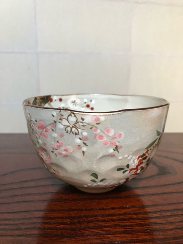 京燒/清水燒 釉上彩抹茶碗 時令花卉（梅花、櫻花、鐵絲、三葉草） 第2張的照片