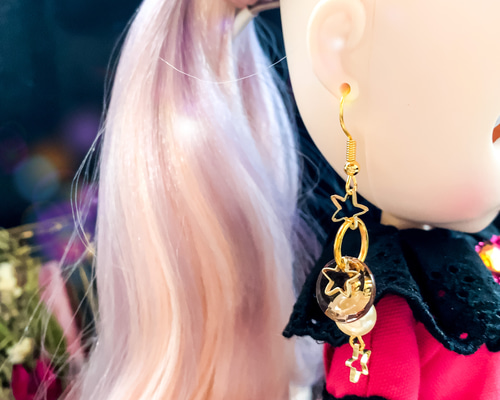 ゴールドに輝く揺れる星モチーフ付きドールピアス アクセサリー