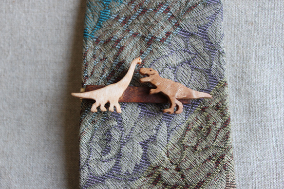 恐竜木製ネクタイピン 7枚目の画像