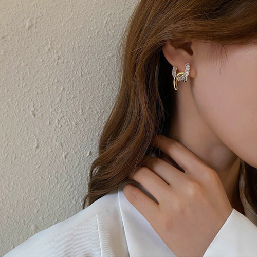 037Fk【3粒】ピアス　高級感　3mm　縦　CZ　ダイヤ　SV925　ゴールド ダイアモンド」3mm チタンピアスの通販SHOP｜なでしこスタイル