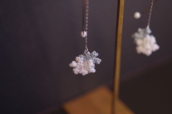 【January 8】雪の結晶とパールビーズのロングイヤリング／ピアス<白×水色> 9枚目の画像