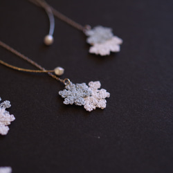 【January 8】雪の結晶とパールビーズのロングイヤリング／ピアス<白×水色> 3枚目の画像