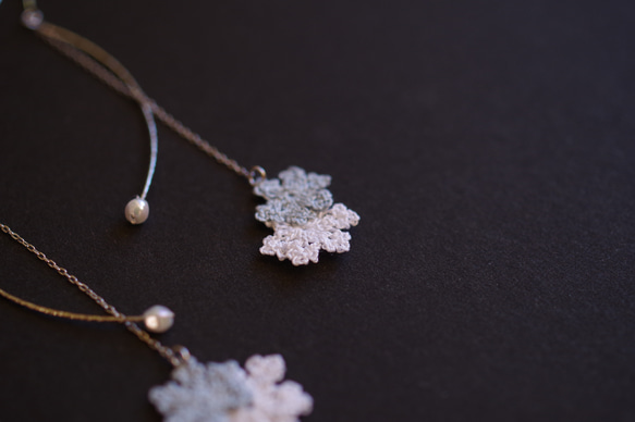 【January 8】雪の結晶とパールビーズのロングイヤリング／ピアス<白×水色> 4枚目の画像