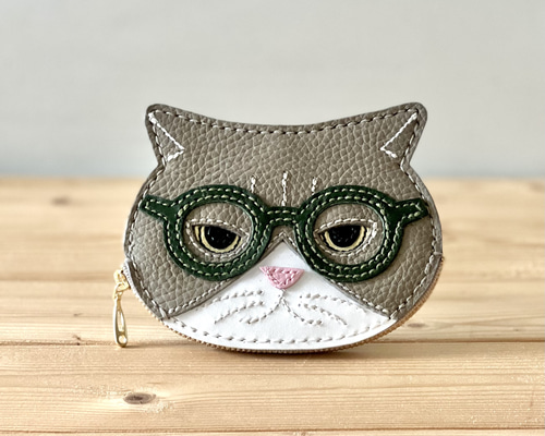 ネコ好き様洗顔 猫好きが作ったイカ耳猫の小銭入れ グレー白ハチワレオコ顔深緑のメガ