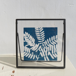 テーブルの上の Cyanotype の風景 - 古典的な金属フレームの額入り植物 Cyanotype 2枚目の画像