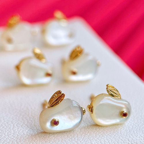 ウサギモチーフ シェルピアスk18 ピアス（スタッド・一粒  