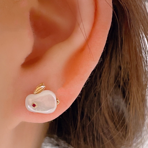 ウサギモチーフ シェルピアスk18 ピアス（スタッド・一粒  