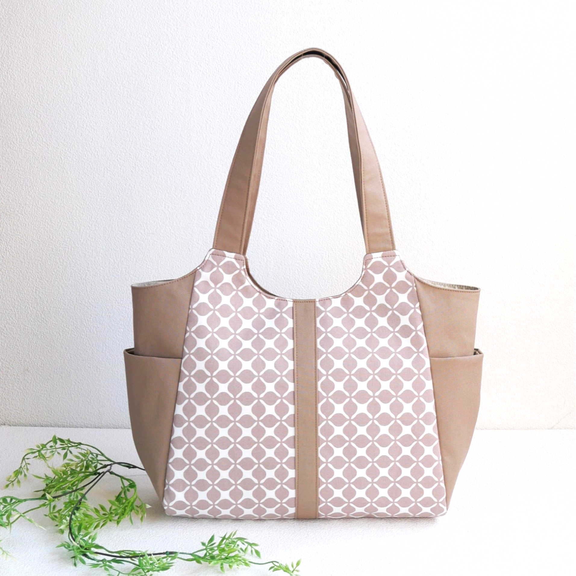 A4サイズOKで軽い花びら柄風大人キュートなすっきりトート