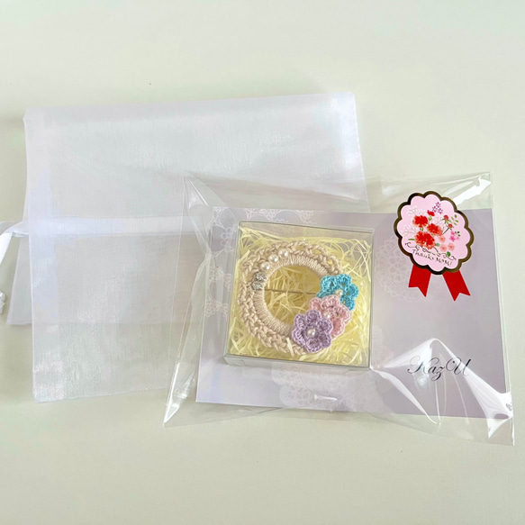 手編み花モチーフとパールのリースブローチ《白×桜×桃》 8枚目の画像