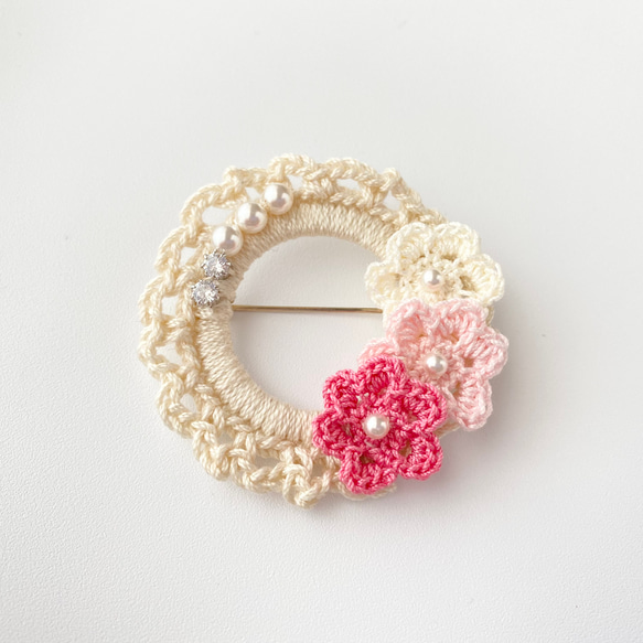 手編み花モチーフとパールのリースブローチ《白×桜×桃》 1枚目の画像