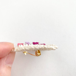 手編み花モチーフとパールのリースブローチ《白×桜×桃》 4枚目の画像