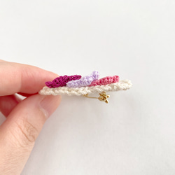 手編み花モチーフとパールのリースブローチ《白×桜×桃》 3枚目の画像
