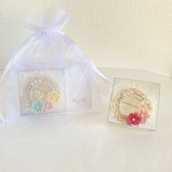 手編み花モチーフとパールのリースブローチ《白×桜×桃》 7枚目の画像