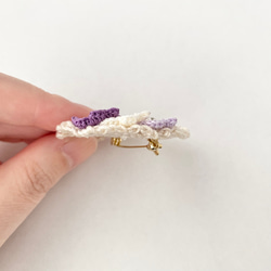 手編み花モチーフとパールのリースブローチ《紫×白×紫》 5枚目の画像