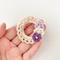 手編み花モチーフとパールのリースブローチ《紫×白×紫》 2枚目の画像