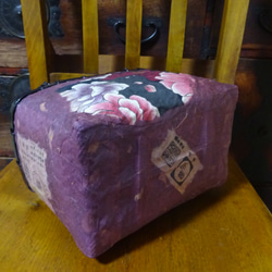 一閑張りバック　黒猫と花　紫桃色　巾着袋付き　　持ち手バンブー 3枚目の画像