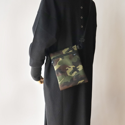 必需品だけ！ 街歩きに 軽量&撥水 ミニサコッシュ / 迷彩（カモフラ