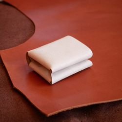 イタリアンレザーで作った【コンパクトな二つ折り！レザーミニウォレット：Ivory】革  ホワイト コンパクト財布 1枚目の画像