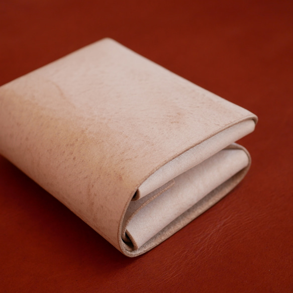 イタリアンレザーで作った【コンパクトな二つ折り！レザーミニウォレット：Ivory】革  ホワイト コンパクト財布 2枚目の画像