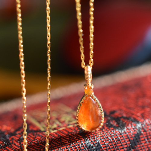 天然本翡翠(A貨)ピース型、ゴールド18 K金チャーム、ペンダント￼もOK