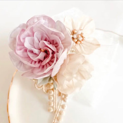 《つまみ細工》ピンク×ベージュのくすみカラーが上品なバラのコサージュ.髪飾り 1枚目の画像
