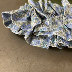 LIBRETY　リバティタナローン　花柄シュシュ　フリルシュシュ　ブルー 6枚目の画像