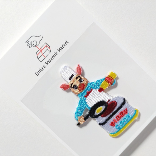 昭和レトロ ブタのコックさんのおもちゃ 2WAYS！刺繍のアイロン