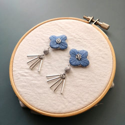 花刺繍×ビーズタッセルのピアス/イヤリング(水色×クリア)サージカルステンレスピアス 4枚目の画像