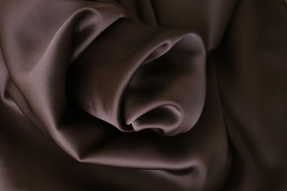 NO.8 サテン織りの薄地トリアセテート「サステナブル素材」 BROWN 1枚目の画像